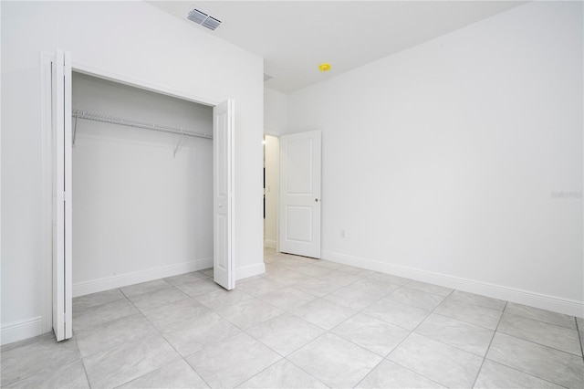 unfurnished bedroom featuring visible vents, baseboards, and a closet