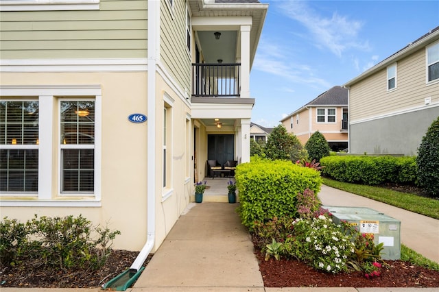 view of exterior entry featuring stucco siding