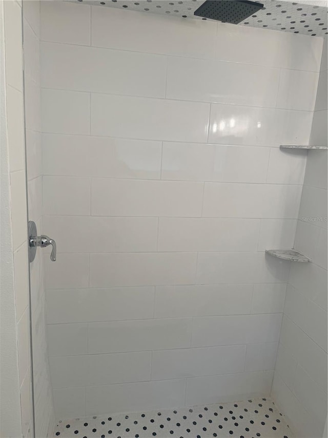 full bath with tiled shower