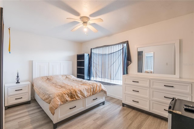 bedroom featuring light wood-style floors and ceiling fan