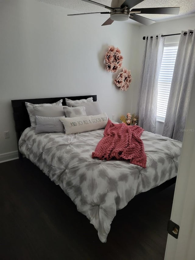 bedroom featuring baseboards and a ceiling fan