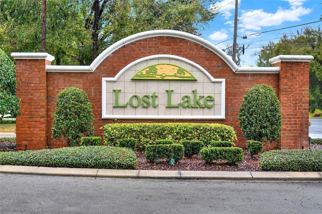 view of community / neighborhood sign