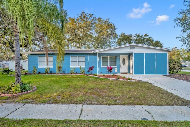 ranch-style house featuring a front yard