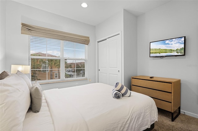 bedroom featuring carpet floors, baseboards, a closet, and recessed lighting