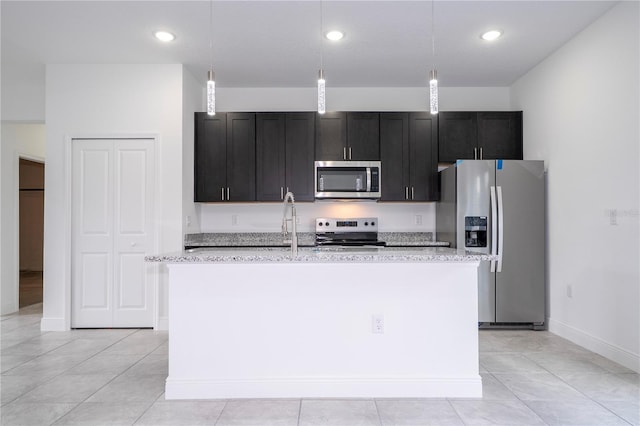 kitchen featuring hanging light fixtures, recessed lighting, stainless steel appliances, and a kitchen island with sink