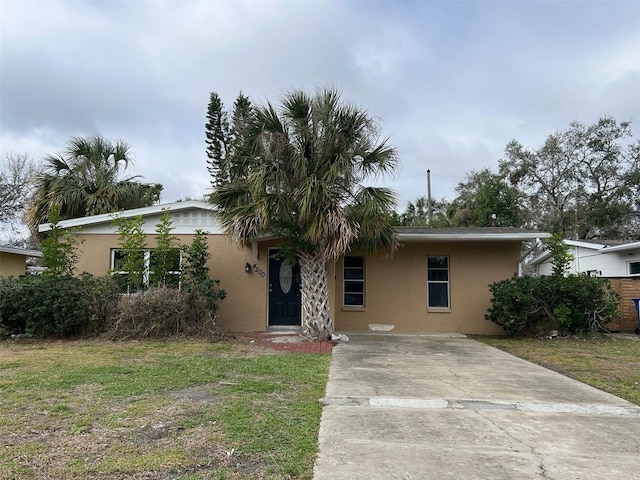 4200 Huntington St NE, Saint Petersburg, FL 33703 - ranch-style house with a front yard and stucco siding