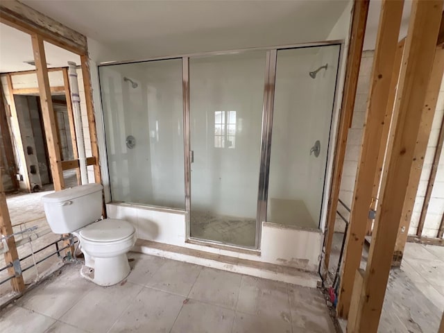 full bath with combined bath / shower with glass door and toilet