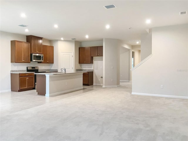 kitchen with a kitchen island with sink, appliances with stainless steel finishes, visible vents, and recessed lighting