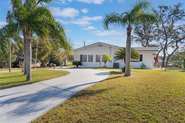 view of front of house with driveway and a front lawn