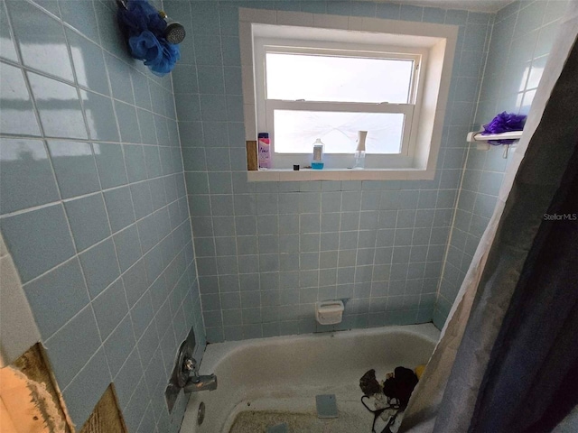 bathroom with shower / tub combo with curtain