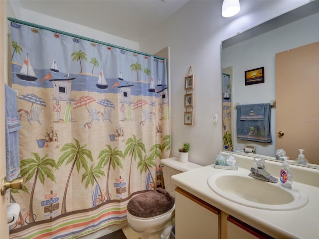 full bathroom featuring a shower with shower curtain, vanity, and toilet