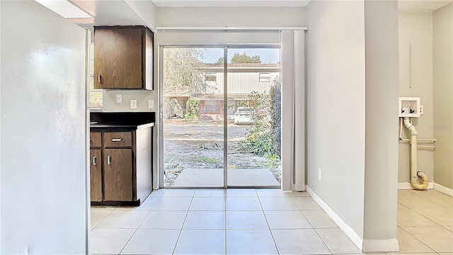 entryway featuring light tile patterned floors and baseboards