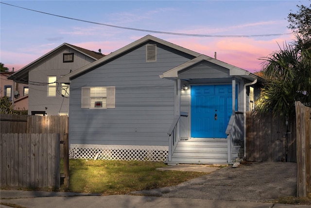 view of front facade with entry steps and fence