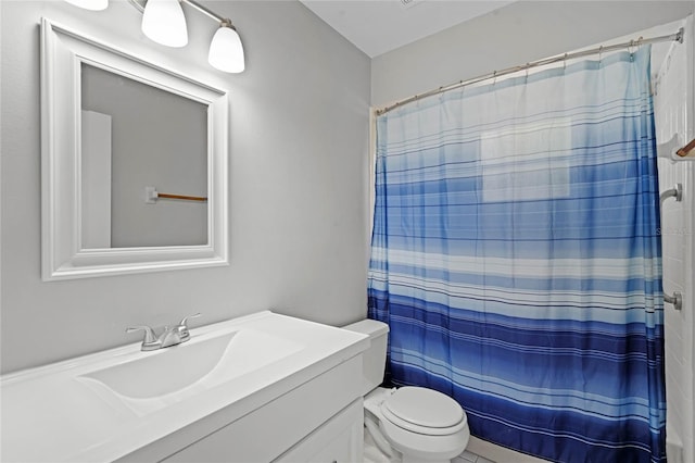 full bath featuring a shower with shower curtain, vanity, and toilet