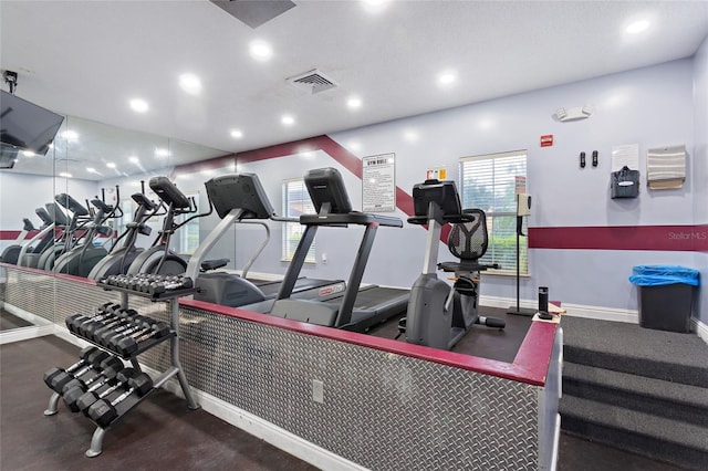 workout area with recessed lighting, visible vents, and baseboards