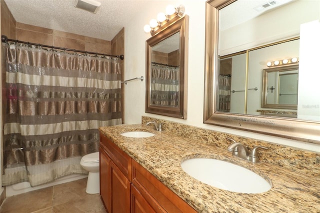 full bathroom featuring visible vents, a sink, a textured ceiling, and toilet