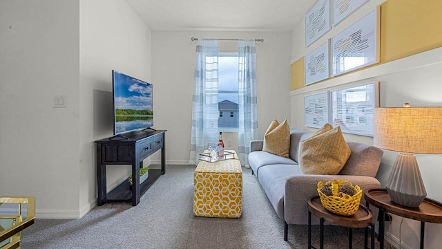 living room with a healthy amount of sunlight, baseboards, and carpet floors