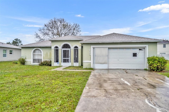 view of front of property featuring roof with shingles, stucco siding, a front yard, a garage, and driveway