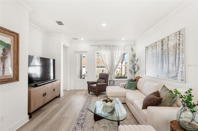 living area with baseboards, visible vents, crown molding, light wood-style floors, and recessed lighting