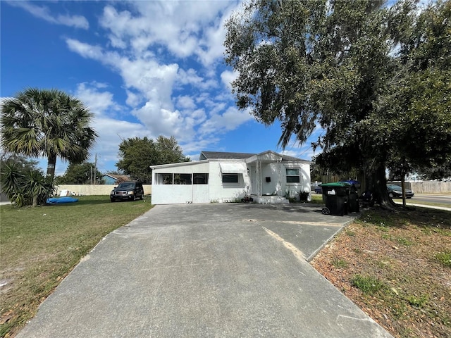 view of front of property featuring a front lawn