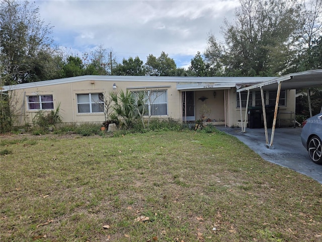 view of front of home featuring a carport and a front yard