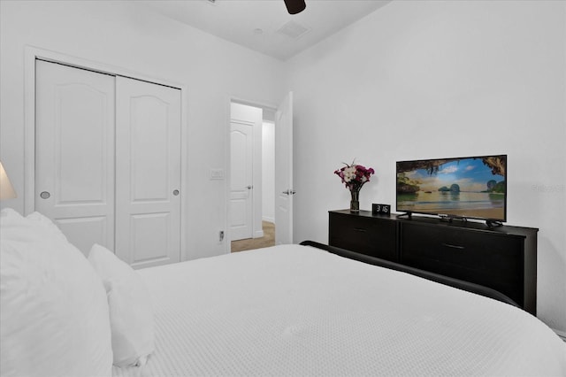 bedroom featuring ceiling fan, visible vents, and a closet