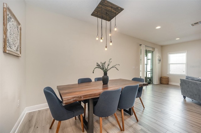 dining room featuring light wood-style floors, baseboards, visible vents, and recessed lighting