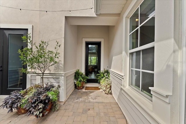 property entrance featuring stucco siding