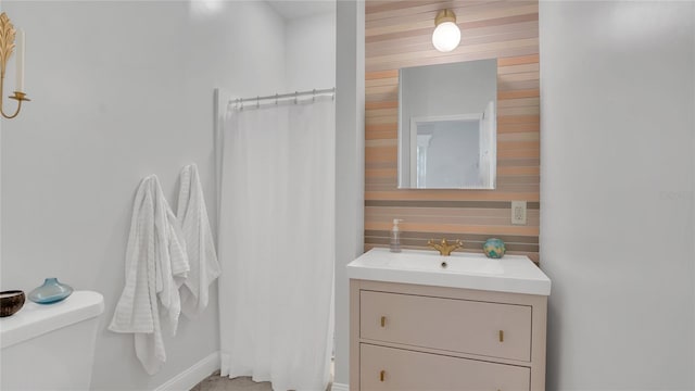 full bathroom with toilet, a shower with shower curtain, and vanity