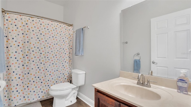 full bath featuring a shower with shower curtain, baseboards, vanity, and toilet