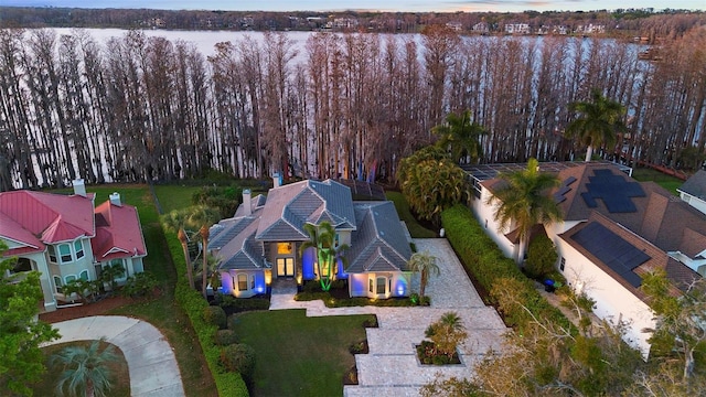 bird's eye view with a wooded view