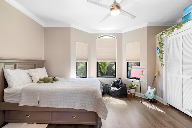 5524 Sail Ct, Orlando, FL 32819 - bedroom with wood finished floors, ornamental molding, ceiling fan, and baseboards