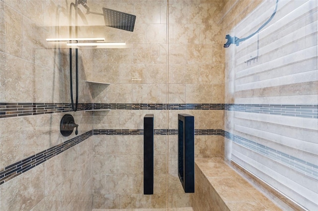 room details featuring a tile shower