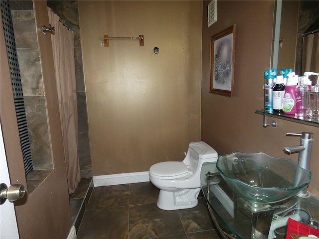4340 Lakeway Dr Unit H, Orlando, FL 32839 - bathroom with visible vents, a shower with shower curtain, toilet, a sink, and baseboards