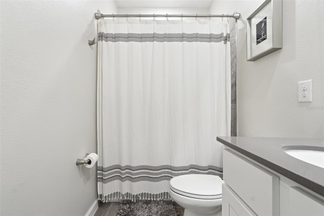 bathroom featuring a shower with curtain, vanity, and toilet