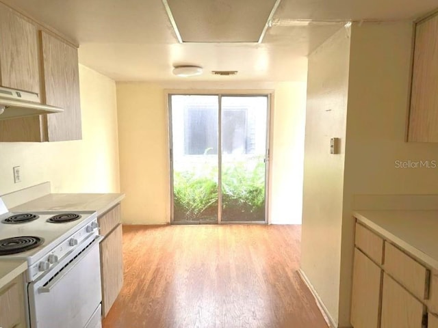 kitchen featuring white electric stove, visible vents, light countertops, light wood-type flooring, and light brown cabinets