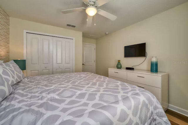 bedroom featuring a ceiling fan, baseboards, visible vents, and a closet