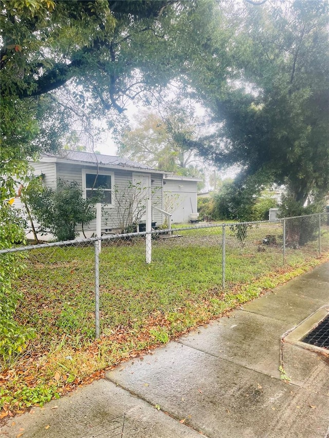 view of front facade featuring fence private yard