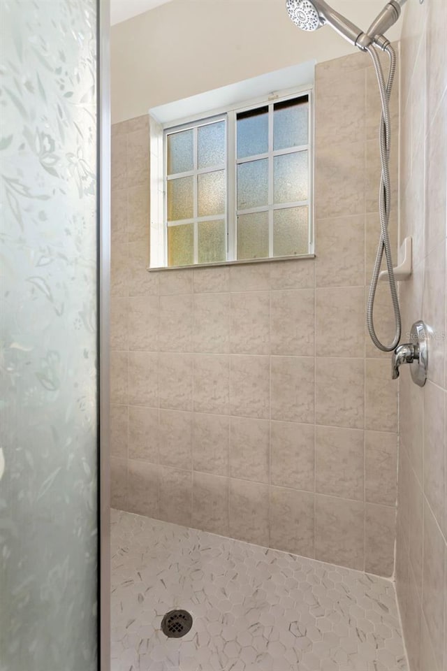 bathroom featuring tiled shower