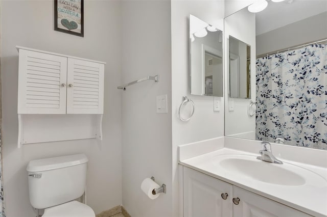 bathroom with a shower with shower curtain, vanity, and toilet