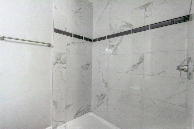 full bath featuring tiled shower