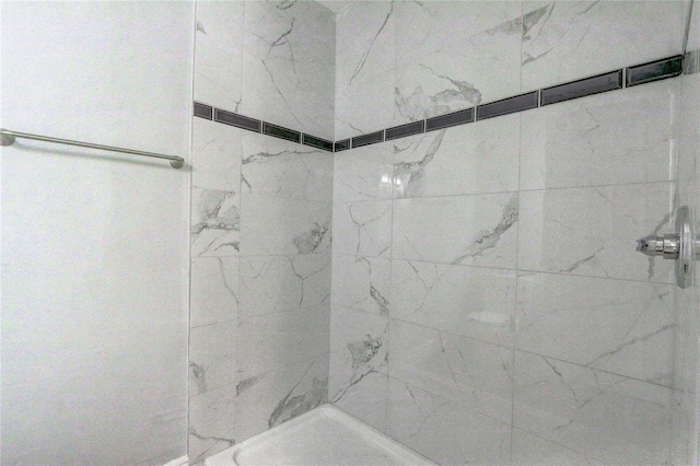 bathroom featuring a tile shower