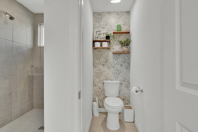 full bathroom with baseboards, tiled shower, toilet, and wallpapered walls