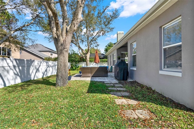 view of yard featuring a patio area, fence, and outdoor lounge area