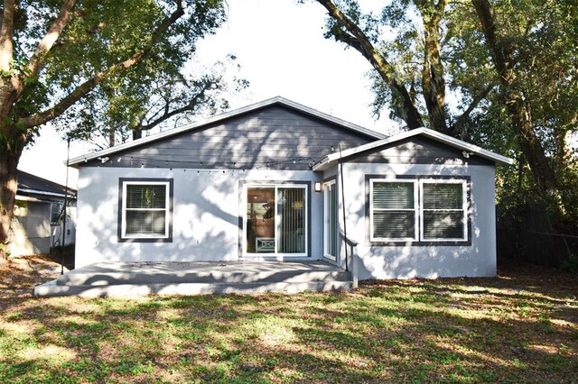 view of front of property featuring a front yard and a patio area