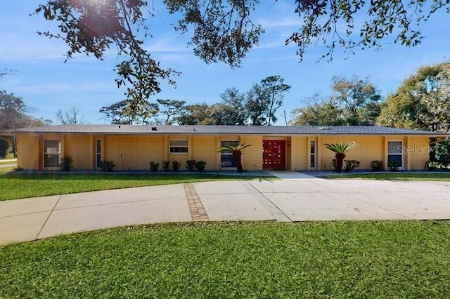 ranch-style home featuring a front lawn