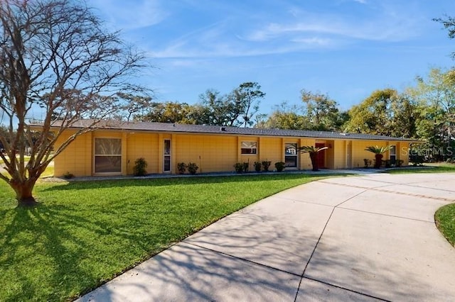 single story home featuring driveway and a front lawn