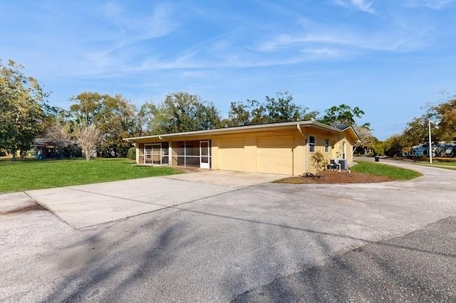 view of front of home featuring a garage, driveway, and a front yard