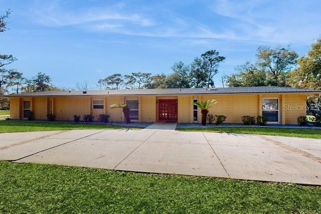 single story home featuring a front yard