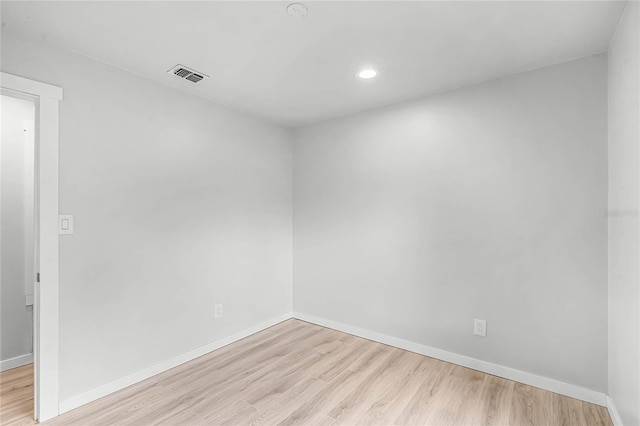 empty room with light wood-type flooring, baseboards, visible vents, and recessed lighting